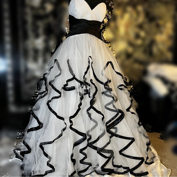 STRAPLESS White Tulle Ball Gown With Black Ribbon trim Size 12 Wedding or Prom - Picture 3 of 11